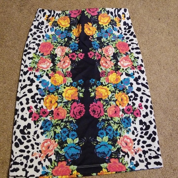Charlotte Russe Dresses & Skirts - Vibrant floral Skirt!